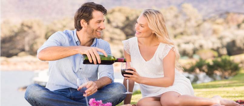 Linda pareja en una cita sirviendo vino