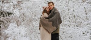 pareja abrazándose afuera en invierno