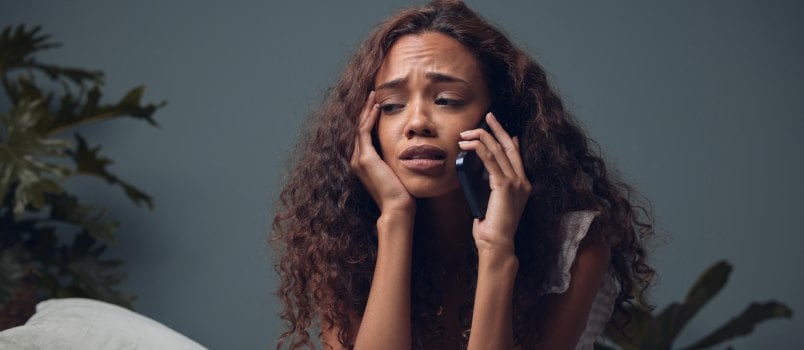 Mujer molesta hablando por teléfono