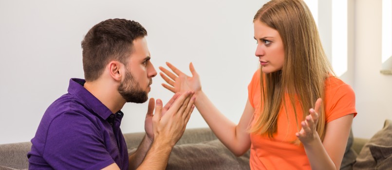 Marido y mujer enojados teniendo conflicto