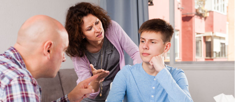 Adolescente escuchando a sus padres