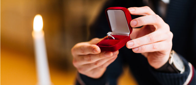 Caja de terciopelo rojo con anillo