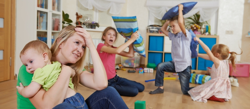 Mujer madre frustrada y molesta por el comportamiento de los niños