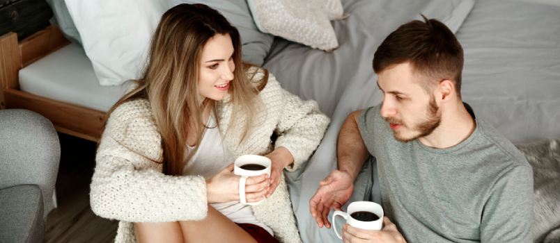 hombre y mujer hablando tomando un café