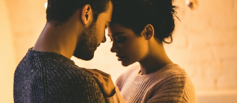 Una pareja romántica apasionada con suéteres pasa tiempo juntos antes del año nuevo en casa