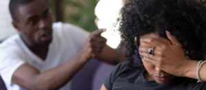 Esposa africana cansada y frustrada ignorando al marido déspota negro enojado argumentando culpar a la mujer molesta de los problemas