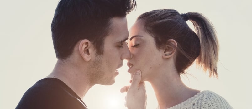 Amorosa pareja besándose al aire libre al atardecer concepto sobre personas, amor y estilo de vida