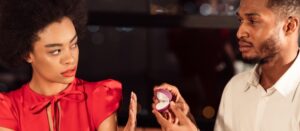 Chica negra milenaria rechaza decir no a la propuesta de matrimonio de su novio y se niega a llevar el anillo de compromiso en un restaurante