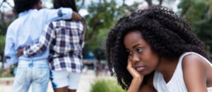 Mujer negra solitaria sin novio al aire libre en la ciudad
