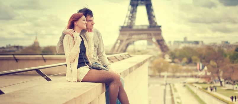 Feliz pareja amorosa disfrutando de vacaciones en París Señora tumbada sobre el hombro de los hombres en concepto amoroso