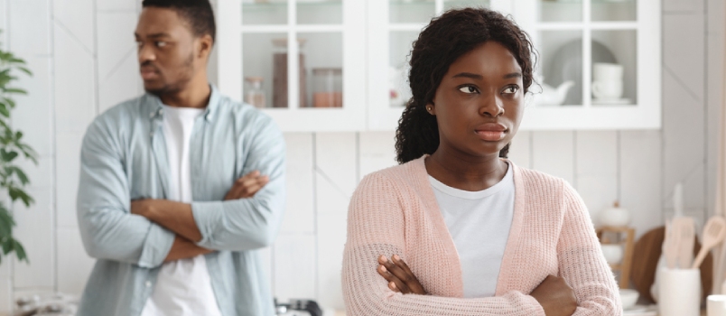 Triste y molesta pareja africana parada aparte en la cocina después de una pelea en una relación