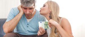 Esposa rubia buscadora de oro pidiendo 100 euros a su marido triste, en el interior