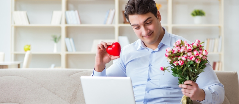 Joven haciendo propuesta de matrimonio a través de Internet portátil